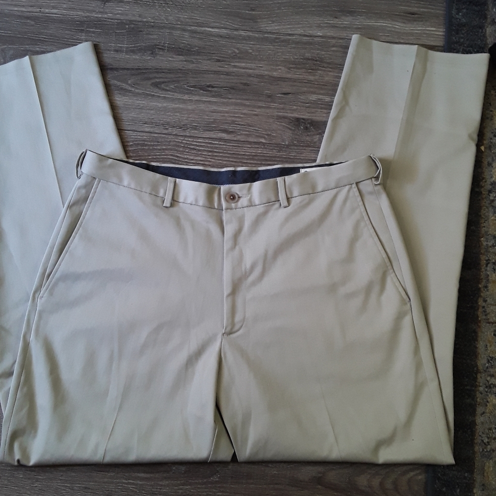 HAGGAR  classic fit premium no iron khaki